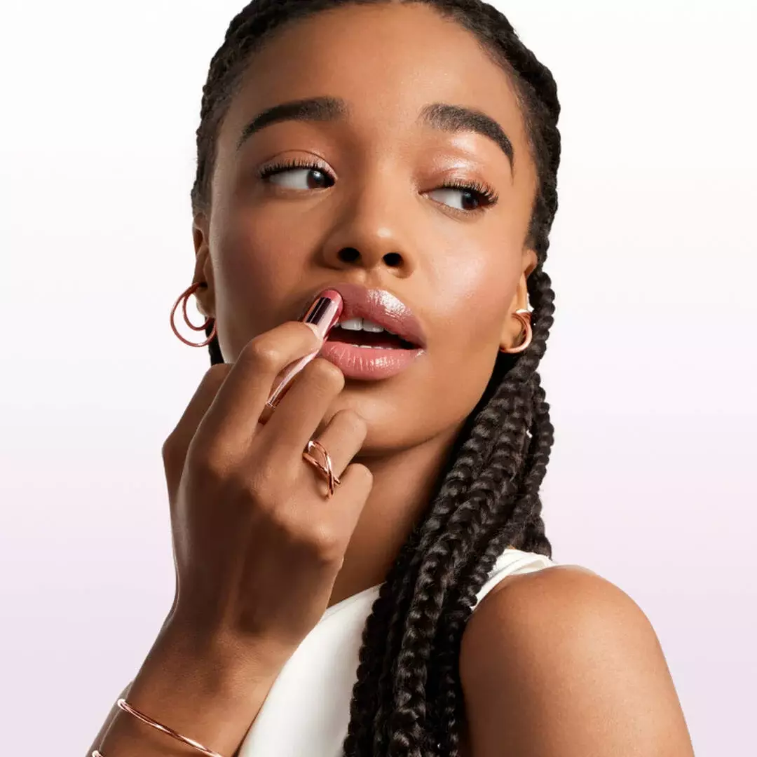 HIDRATANTE LABIAL COM COR LANCOME LIP IDOLE BUTTERGLOW COM ESQUALANO E CERAMIDAS