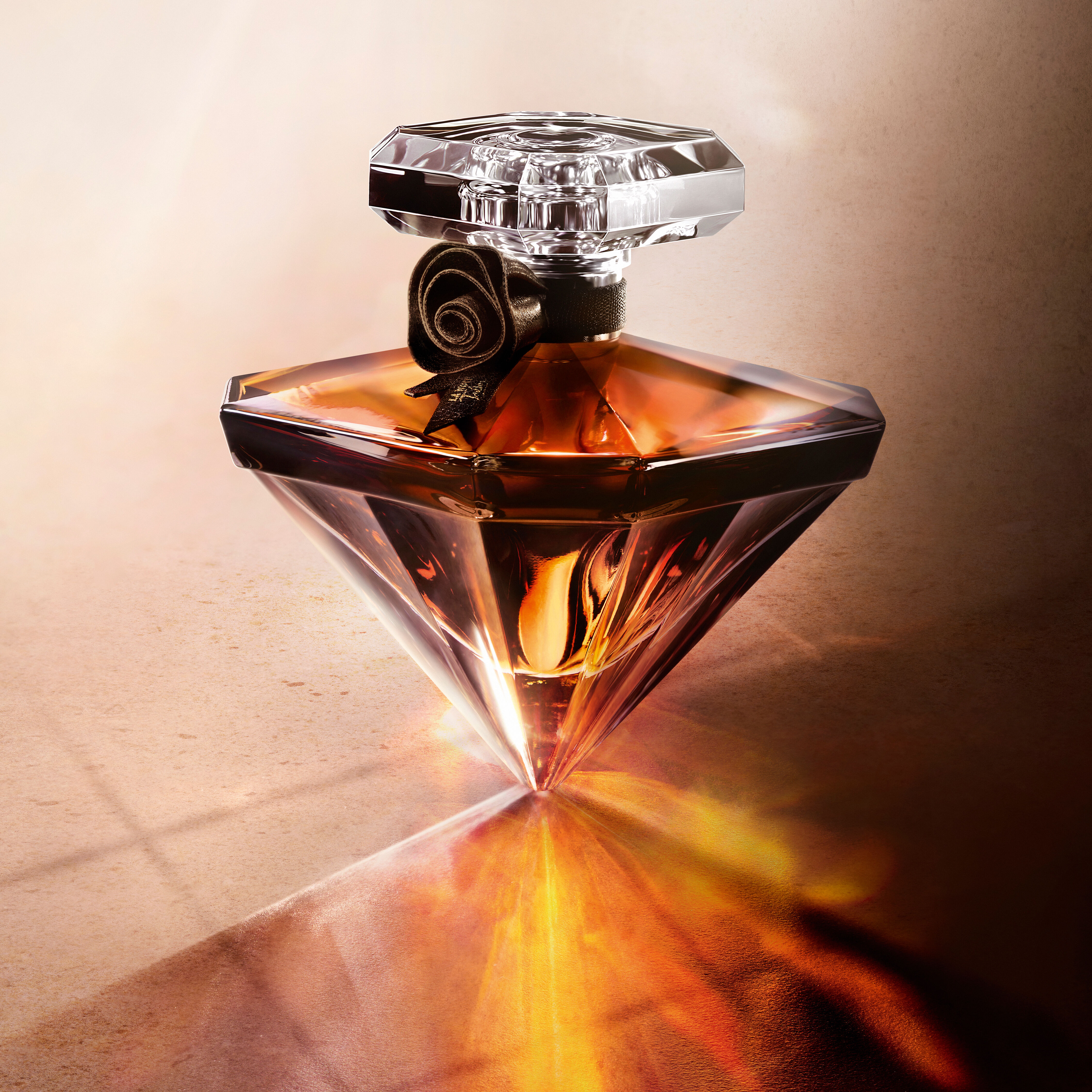 Perfume rosa damascena LA NUIT TRESOR BAUNILHA NEGRA NAMORADOS de Lancome