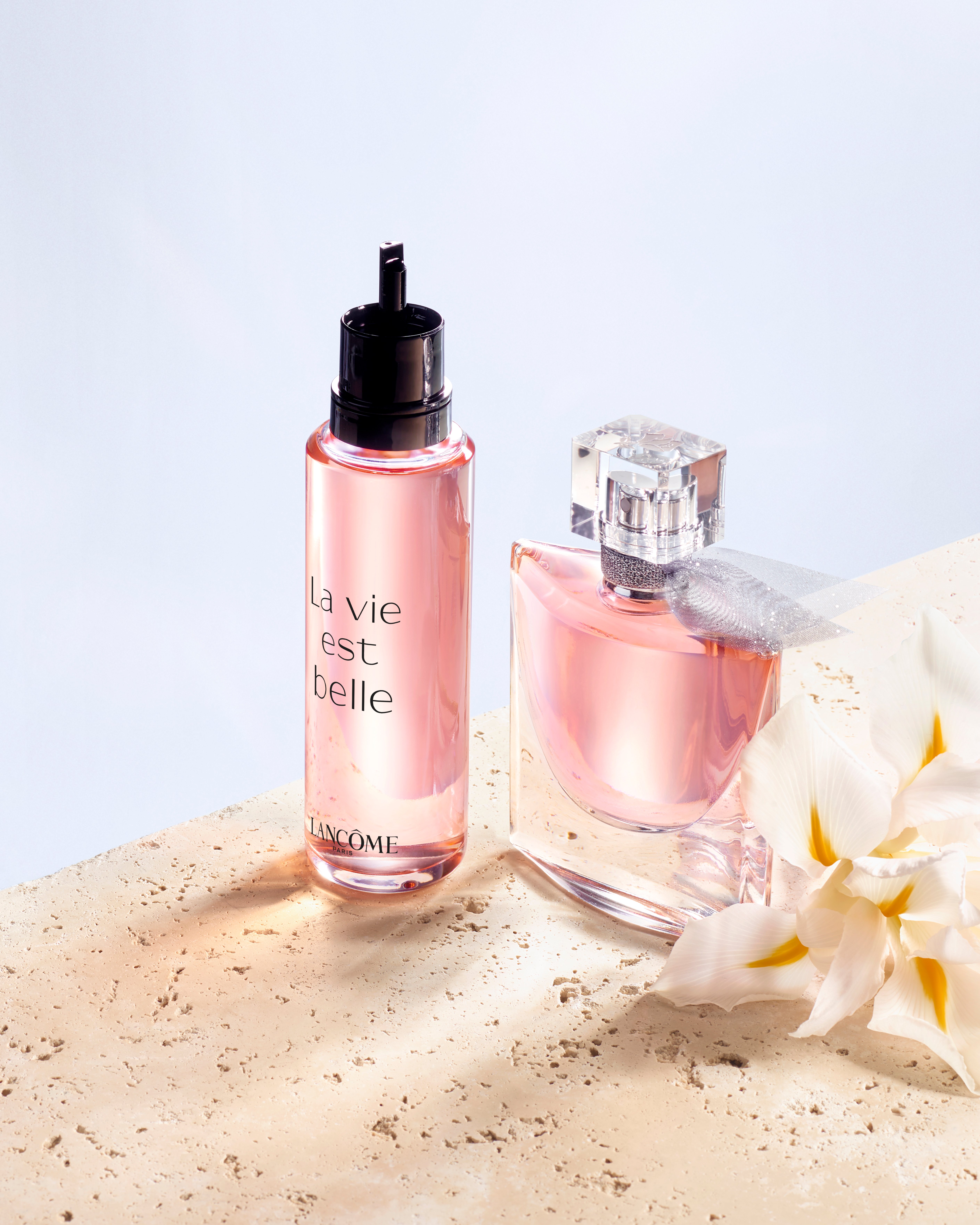 La Vie Est Belle: Um perfume floral extremamente feminino e sofisticado Frasco do clássico perfume gourmand La Vie Est Belle às margens do rio Sena
